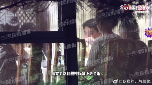 殷桃携男友及母亲共进火锅