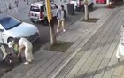 女店员扶起摔倒的环卫工反遭对方责骂，警方介入调解