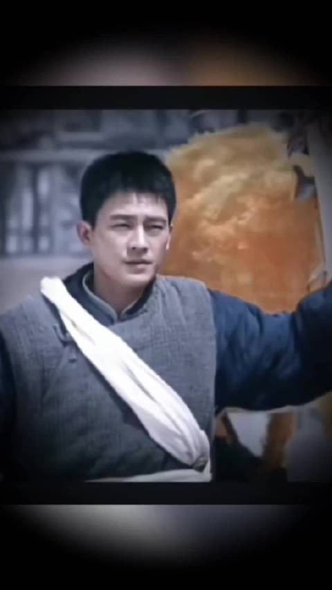手揣袖动作细节绝了,北方人冬天就爱这样,欧豪演得到位!