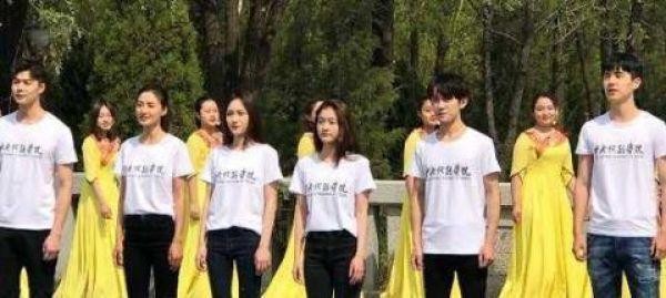 中戏明星学子同框 胡先煦搞笑千玺身高成短板 而他成全场亮点