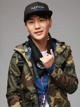 李明灯(李彦明饰演)