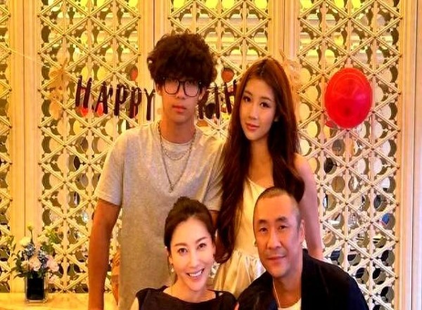章子怡侄女庆生 气质像姑姑全家福温馨曝光