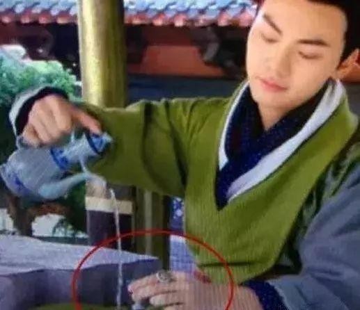 近视眼的明星怎么拍戏?陈伟霆倒错酒张若昀哭不出来