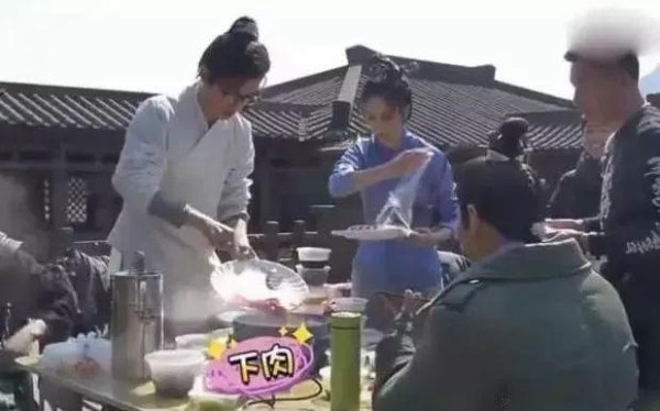 近视眼的明星怎么拍戏?陈伟霆倒错酒张若昀哭不出来