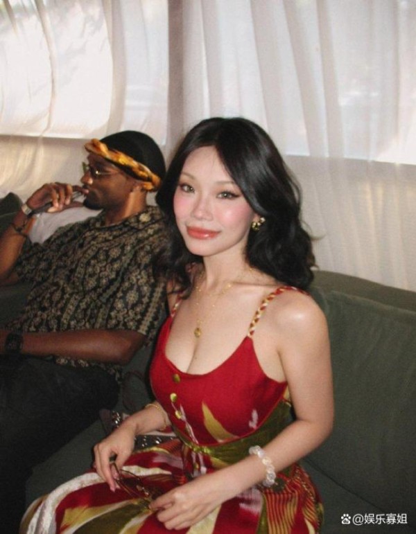 万妮达与男友合照 甜蜜氛围羡煞旁人