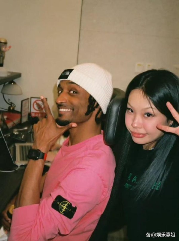 万妮达与男友合照 甜蜜氛围羡煞旁人