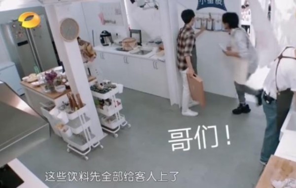 实习生离开《中餐厅》时，黄晓明王俊凯等人轮流告别，暴露情商