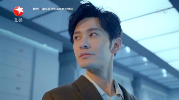 黄晓明携手寄望未来,同心跨越美好将至