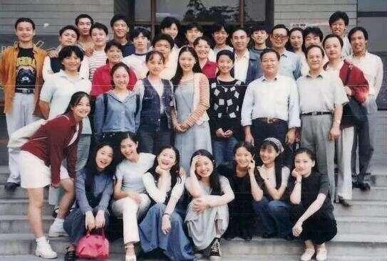 北电96班又聚会了，被称为娱乐圈关系最好的班级，这次赵薇没来
