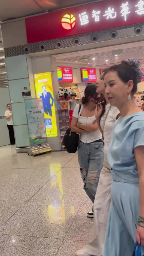 张予曦和妈妈一起手拉手出行,原相机镜头下美爆了