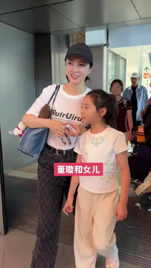 董璇女儿小酒窝回应路人出道提问,坦言学习更重要