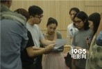  随着电影《新娘大作战》的杀青，不仅杨颖（Angelababy）、倪妮两位女神备受瞩目，导演陈国辉也逐渐走进公众视野。早前他导演的《全城热恋》和《全球热恋》以总数超过两亿的票房成为华语爱情电影的新势力，电影中邀请到了谢霆锋、大S、吴彦祖、刘若英、陈奕迅等一众大牌明星助阵，这对于当时还是导演界新秀的陈国辉而言不得不说是个奇迹。到底是什么吸引到这么多明星来参与他的电影？导演陈国辉就此讲述了自己搞定明星的窍门。