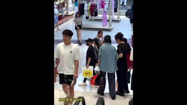 汪峰与森林北搂腰逛街恋情曝光