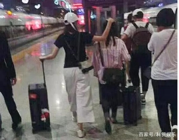 看看明星们对待助理的样子，杨幂在助理面前是小女人，最服tfboys
