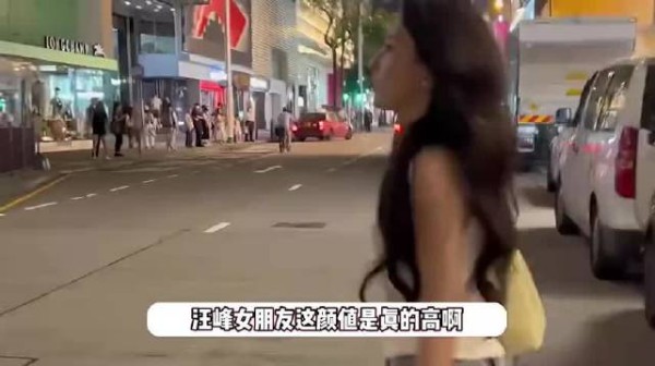 汪峰女友森林北逛夜市,发现路人偷拍怒翻白眼,冷脸被指太高傲