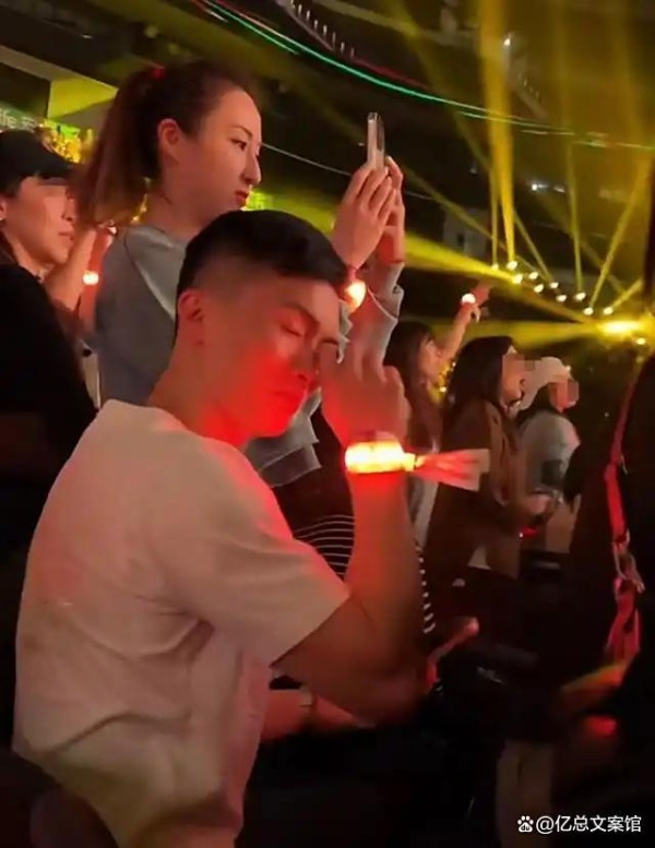 突发！赌王女儿疑与未婚夫分手，已清空社交媒体上所有合照 阶层差异埋隐患