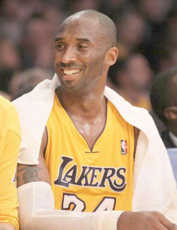 NBA传奇巨星科比接受采访时说到，希望给现在的湖人一点时间