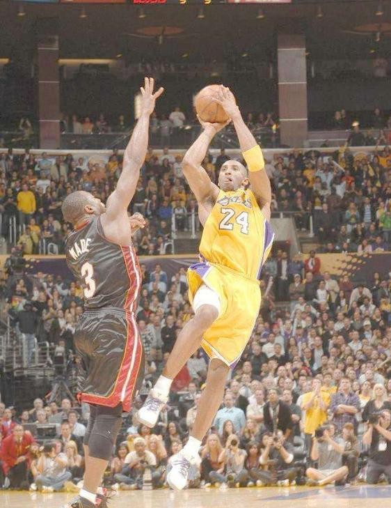 NBA传奇巨星科比接受采访时说到，希望给现在的湖人一点时间