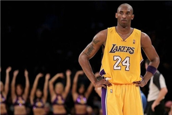 NBA传奇巨星科比接受采访时说到，希望给现在的湖人一点时间
