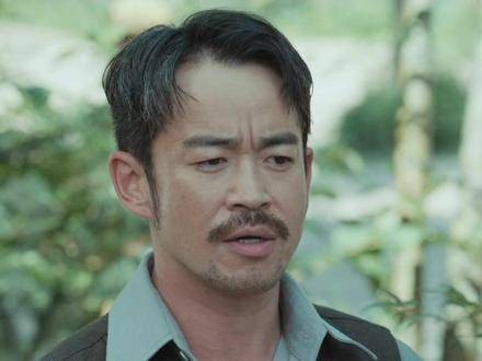 宁愿低头哈腰如奴仆般效忠,也不愿挺直腰杆堂堂正正地做人