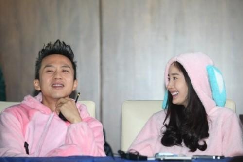 杨幂机场只有被拍的份？她偶遇帅哥给女星机场秀加料
