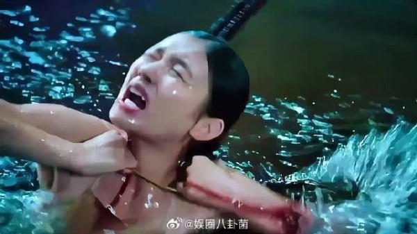 美人鱼被大肆杀戮 人鱼师出场真霸气,直接掀翻全场!