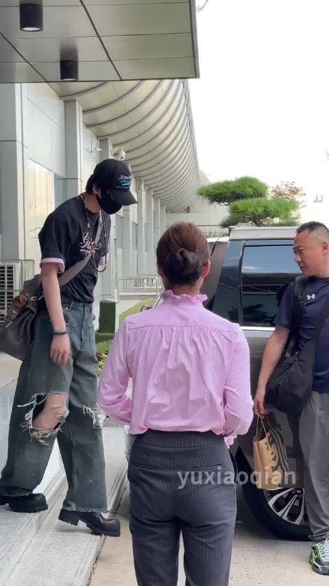 这条裤子挺懂事的,一坐下来能看到那么多! 刘宇宁 地球超新鲜西安到达