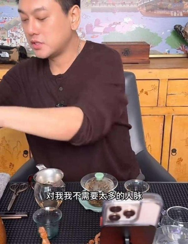 朱孝天男子在用餐时表示“对我我不需要太多的人脉”。