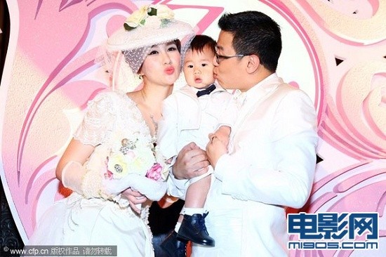 孟瑶补办婚礼与老公热吻 获王晶助阵几度落泪