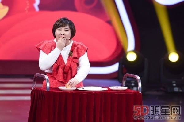 贾玲姜昆是什么关系 连小酒窝都如此的相像啊