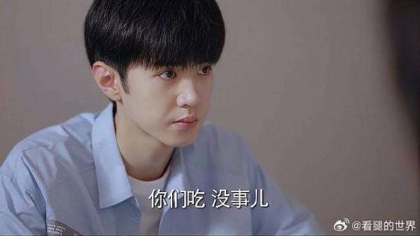 家里收一快递,教授老爸偷偷紧攥避开,校草儿子懵了