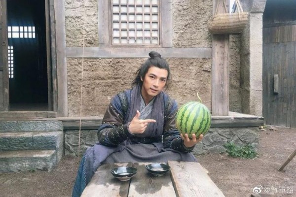 顶流踩小伙伴上位？欧阳娜娜砸钱撤热搜？贺军翔糊了？肖凯中抢戏？姨太问答