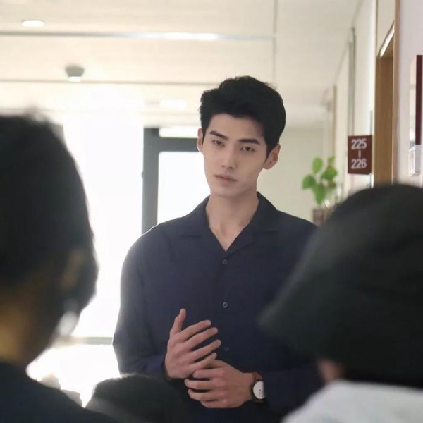 顶流踩小伙伴上位？欧阳娜娜砸钱撤热搜？贺军翔糊了？肖凯中抢戏？姨太问答