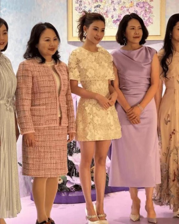 赌王千金带4个保镖逛西安！窦骁被嘲吃软饭，三太基因碾压四房 豪门风采依旧