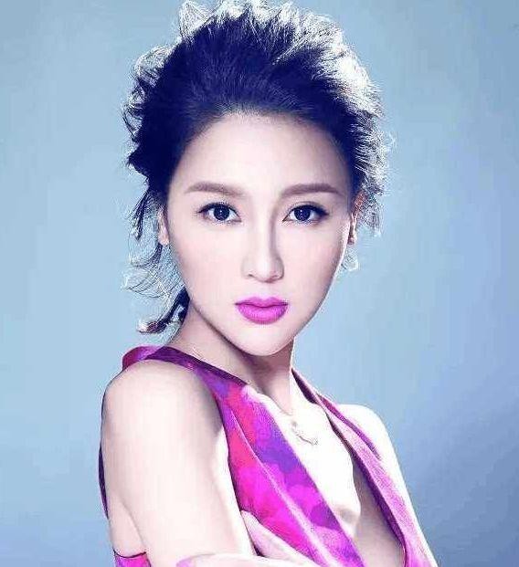 她是李小璐伴娘，从身家420亿到负债200亿，近照显老了