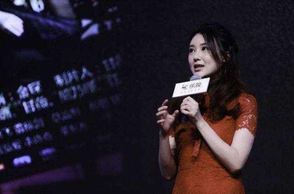 她是李小璐伴娘，从身家420亿到负债200亿，近照显老了