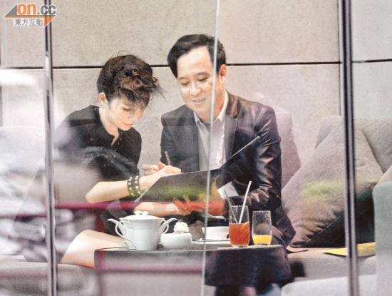 关心妍动笔签约后，与唱片公司CEO碰杯庆祝。