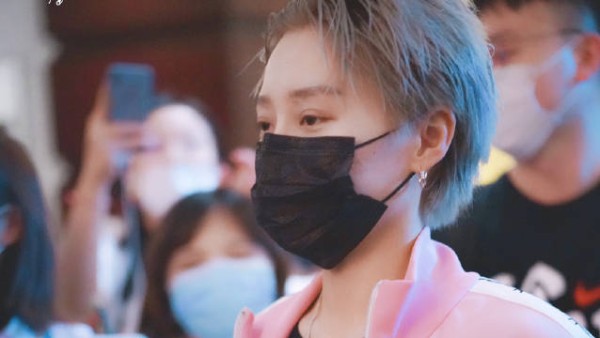 刘雨昕凌晨下班路透～ 边走边撩发的大明星昕昕子 彩排从下午到凌