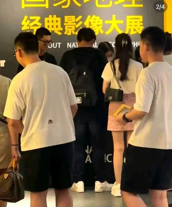 何依婷和男友排队中