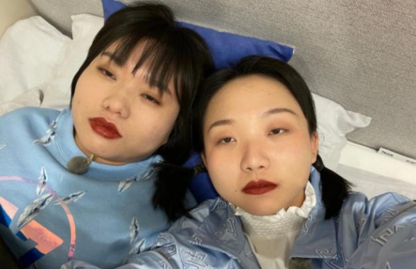 辣目洋子晒和李雪琴懒洋洋的合照，还调侃两人体重加起来有250斤