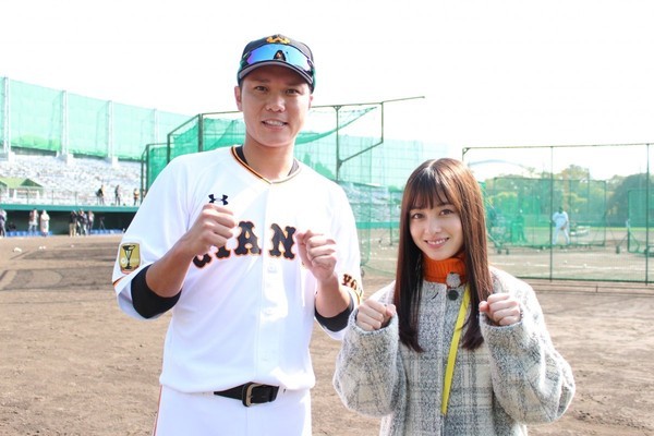 桥本环奈曾担任巨人队开球嘉宾，和坂本勇人拍合照。