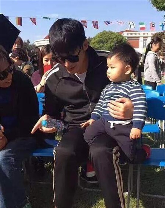 陆毅老婆和郭京飞老婆是什么关系 姐妹花：陆毅第三胎什么时候生