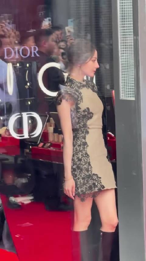迪丽热巴黑蕾丝短裙亮相三里屯，女粉惊叹侧颜绝美