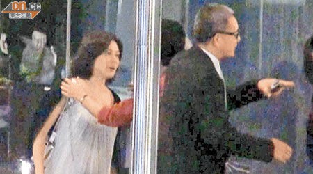 2011年，关之琳和陈泰铭被拍到与友人一起走出餐厅。