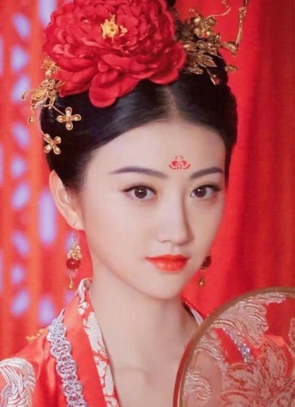 6位画着花钿的女明星，佟丽娅倾国倾城，网友：最后一位有点搞笑