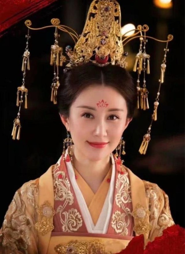6位画着花钿的女明星，佟丽娅倾国倾城，网友：最后一位有点搞笑