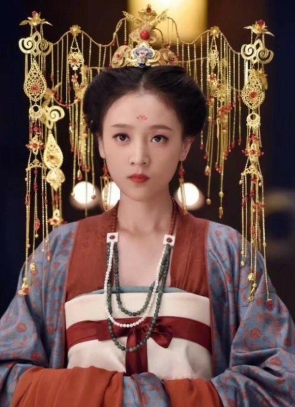 6位画着花钿的女明星，佟丽娅倾国倾城，网友：最后一位有点搞笑