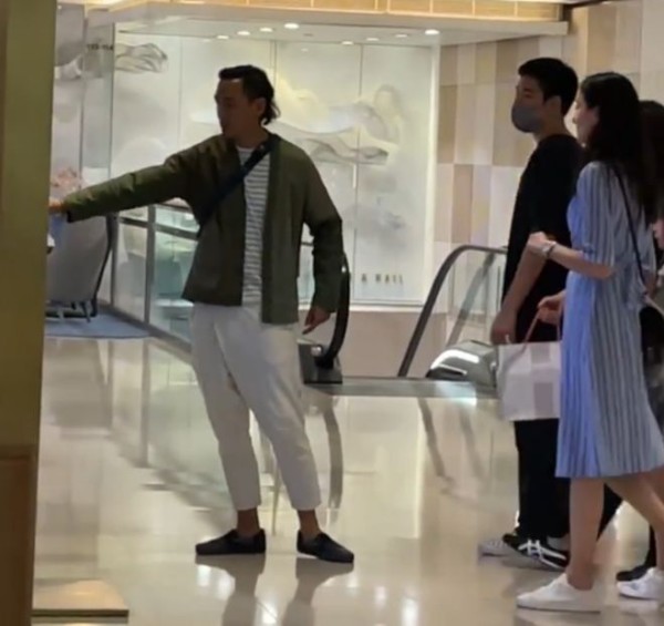 49岁吴彦祖香港被偶遇，与妻子Lisa闲谈好惬意，两人观展状态佳！