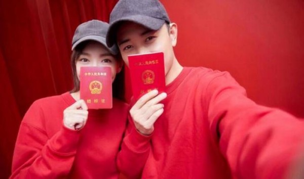 杨烁祝福老同学唐嫣永远幸福，一查他老婆与罗晋还有这层关系