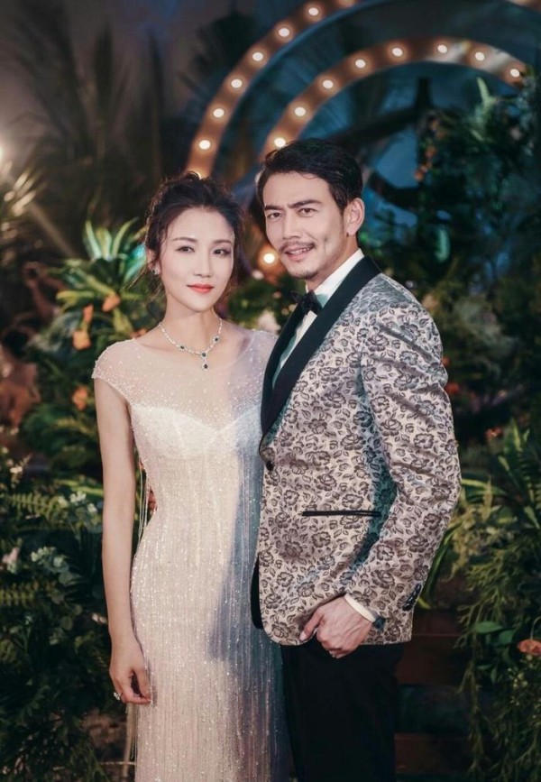 杨烁祝福老同学唐嫣永远幸福，一查他老婆与罗晋还有这层关系